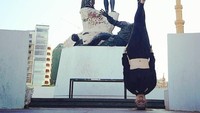 Yang unik dari liburan Melody adalah selalu membawa bola. Dengan gaya headstand ia membuat gaya liburannya jadi terlihat keren. Ini Melody waktu di Libanon. (melofreestyleball/Instagram)