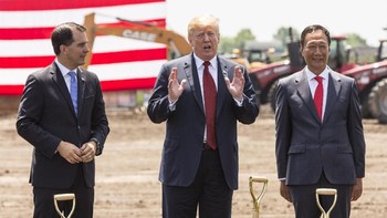 Bersama presiden Amerika Serikat Donald Trump. Foxconn berinvestasi di Amerika Serikat dengan membangun pabrik di Wisconsin. Foto: Andy Manis/Getty Images