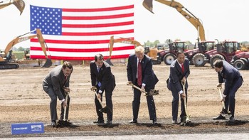 Prosesi sekop tanah menandai groundbreaking pabrik Foxconn di AS. Foto: Andy Manis/Getty Images