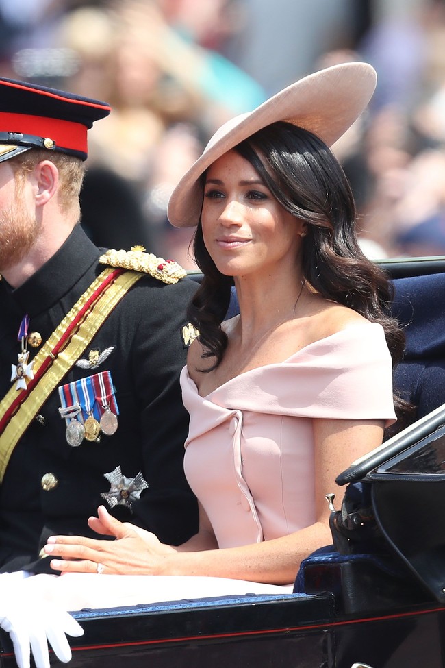 Siapa sangka, mantan aktris itu asal Amerika itu pernah bekerja menjadi pelayan hingga petugas pembungkus kado. Segala pekerjaan Meghan lakukan demi bisa bertahan hidup. Inilah kisah perjuangan Meghan Markle demi bertahan hidup.  Foto: Dok. Getty Images