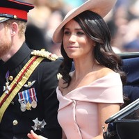 Meghan Markle lagi-lagi memakai gaun berwarna pastel yang lembut dalam acara Trooping the Color baru-baru ini. Rancangan Carolina Herrera yang dipakainya kala itu. (Foto: Dok. Getty Images)