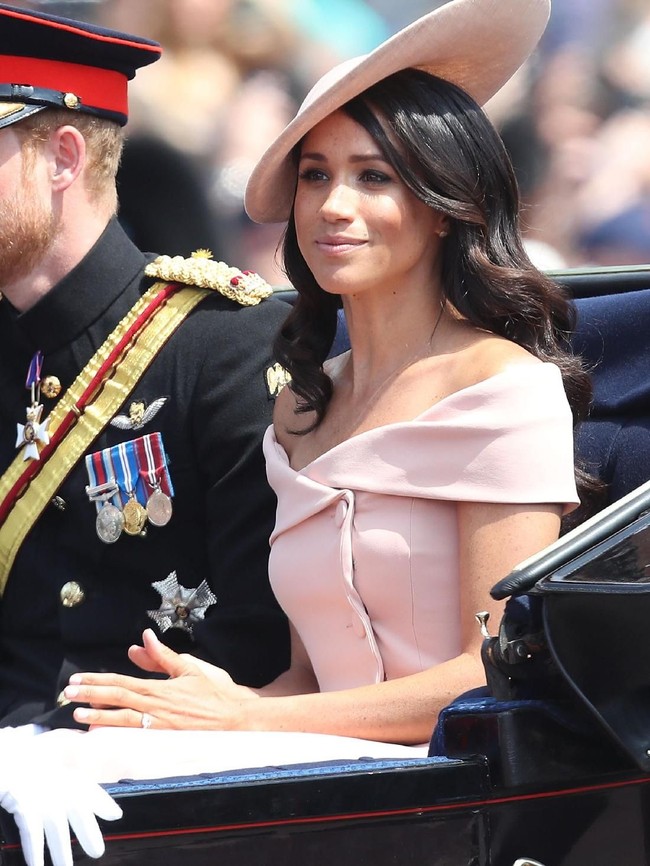 Meghan Markle lagi-lagi memakai gaun berwarna pastel yang lembut dalam acara Trooping the Color baru-baru ini. Rancangan Carolina Herrera yang dipakainya kala itu. (Foto: Dok. Getty Images)