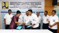 Penandatanganan dua kontrak antara Kementerian PUPR melalui Balai Pelaksanaan Jalan Nasional (BPJN) III Sumatera Barat dengan penyedia jasa di Kantor Kementerian PUPR di Jakarta.Foto: Dok. Kementerian PUPR