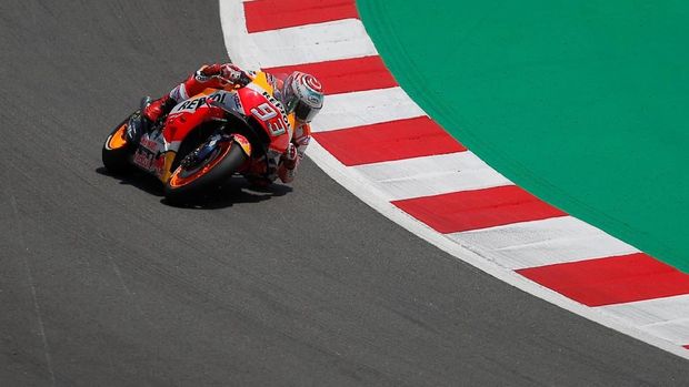 Marquez di tikungan Sirkuit Catalunya