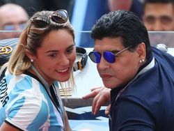 Kasihan Maradona, Diputus Pacar dan Diusir dari Rumah Sendiri Kasihan Maradona, Diputus Pacar dan Diusir dari Rumah Sendiri