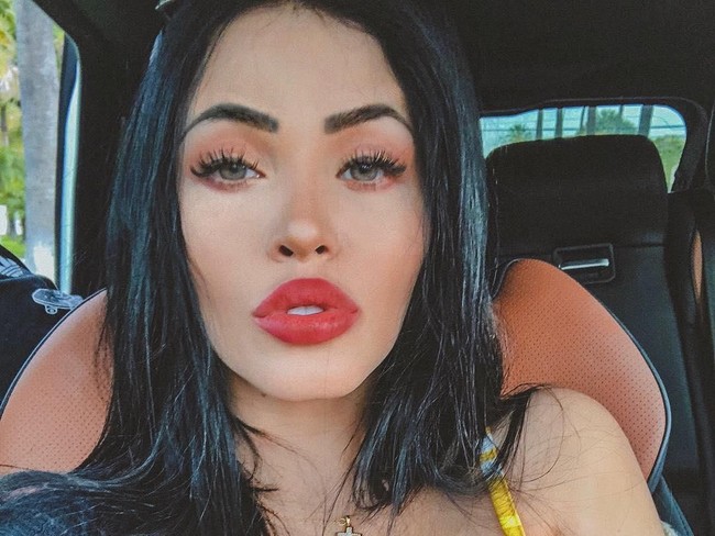 Ini Claudia Alende, wanita yang disebut kembaran Megan Fox. Kemiripannya dengan sang aktris membuat Claudia sukses jadi selebgram hingga model.  Foto: dok. Instagram (claudiaalen)