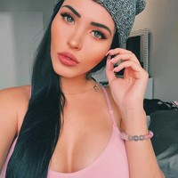 Pose-pose Claudia di Instagram memang selalu meggoda. Ia pun tak ragu memamerkan tubuh seksinya dengan pakaian minim.  Foto: dok. Instagram (claudiaalen)