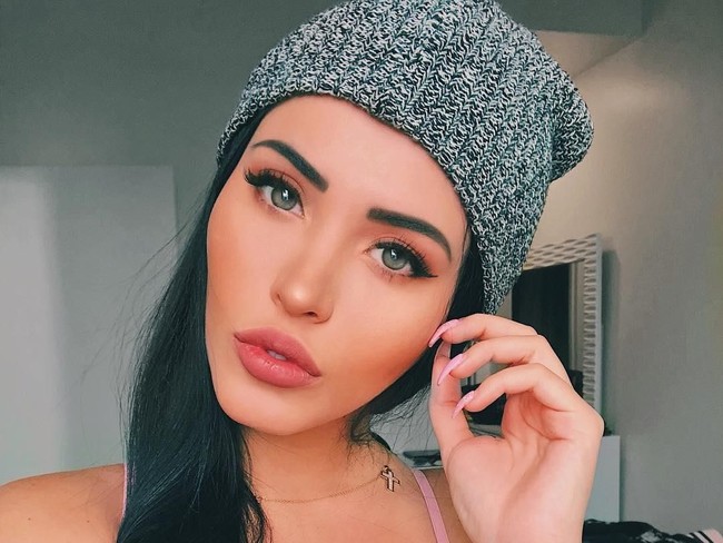 Pose-pose Claudia di Instagram memang selalu meggoda. Ia pun tak ragu memamerkan tubuh seksinya dengan pakaian minim.  Foto: dok. Instagram (claudiaalen)