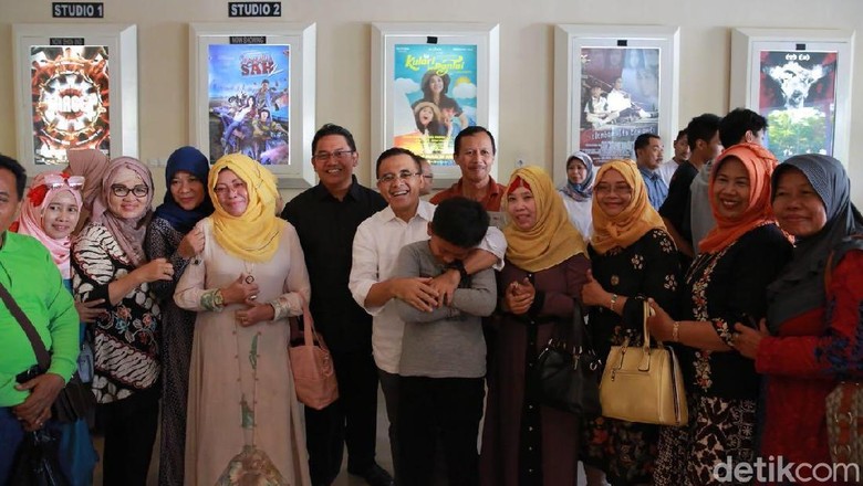 Bupati Anas Ajak Warga Nonton Bareng Film Kulari ke Pantai Bupati Anas Ajak Warga Nonton Bareng Film Kulari ke Pantai