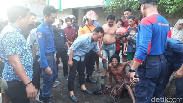 Nyangkut di Saluran Air, Pria di Makassar 'Mandi Tanah'