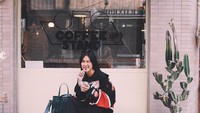 Selalu tampil fashionable. Anak muda yang liburan ke Tokyo, Jepang memang tak akan melewatkan datang ke gerai kopi susunya. Di Oto Coffee Stand, Alika terlihat asyik menikmati kopi sambil berfoto. Foto: Instagram @alikaislamadina