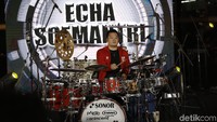 Tak bosan mendengar gebukan drum Echa yang penampilannya malam ini begitu cepat. Foto: Asep Syaifullah