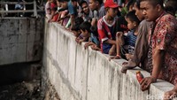 Saat ini pencarian tiga buaya di Kali Grogol itu masih dilakukan. 