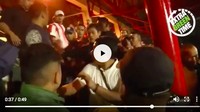 Setelah memukul, HP bergerak mundur. Pria berkemeja putih yang tampak mengawal anak Menpora terlihat marah dan mencoba mengejar HP. Foto: dok. extragreentime