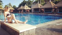Melody juga pernah berlibur di Bali. Menginap di Hotel Hardrock, wanita cantik ini tak lupa membawa bola kesayangannya untuk berfoto. (melofreestyleball/Instagram)
