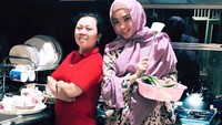 Jelang Lebaran kemarin, artis 41 tahun ini pose bersama asisten rumah tangga kesayangannya. Ingrid melepas sang asisten mudik namun berharap ia segera kembali setelah Lebaran. Kompak ya? Foto: Instagram ingrid_kansil