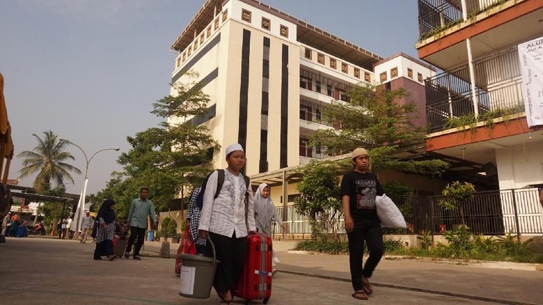 Mengoptimalkan Media Sosial Pesantren Mengoptimalkan Media Sosial Pesantren