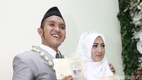 Semringah banget keduanya nih. Foto: Caisar Aditya resmi nikah lagi / Hanif Hawari