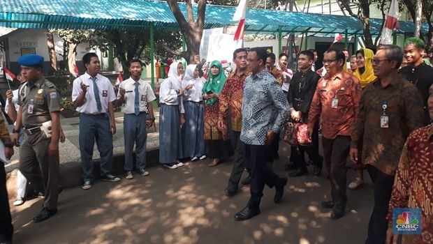 Menteri Pendidikan dan Kebudayaan (Mendikbud) Muhadjir Effendy bersama Gubernur DKI Jakarta Anies Baswedan akan mencanangkan Implementasi Revitalisasi SMK Provinsi DKI Jakarta, di SMK Negeri 26 Jakarta, Rawamangun, Jakarta Timur, Sabtu, 30 Juni 2018. (CNBC Indonesia/Ester Christine Natalia)