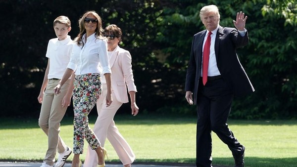 Foto: Intip Gaya Liburan Melania Trump yang Tetap Elegan