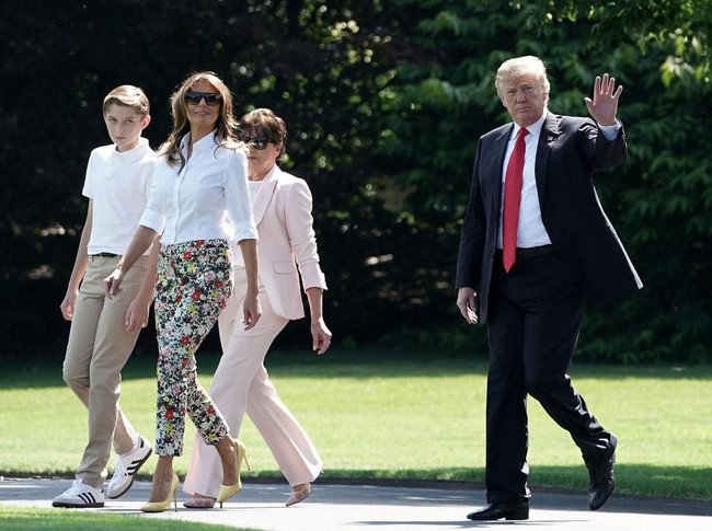 Saatnya liburan bagi Trump sekeluarga. Presiden Amerika Serikat (AS) Donald Trump dan keluarga tampak meninggalkan Gedung Putih untuk berakhir pekan di di resor miliknya, Trump National Golf Club di Bedminster, New Jersey.  Mendampingi Trump, Ibu Negara Melania Trump,  putranya, Barron Trump, dan ibu Melania, Amalija Knavs.  Foto: dok. Getty Images