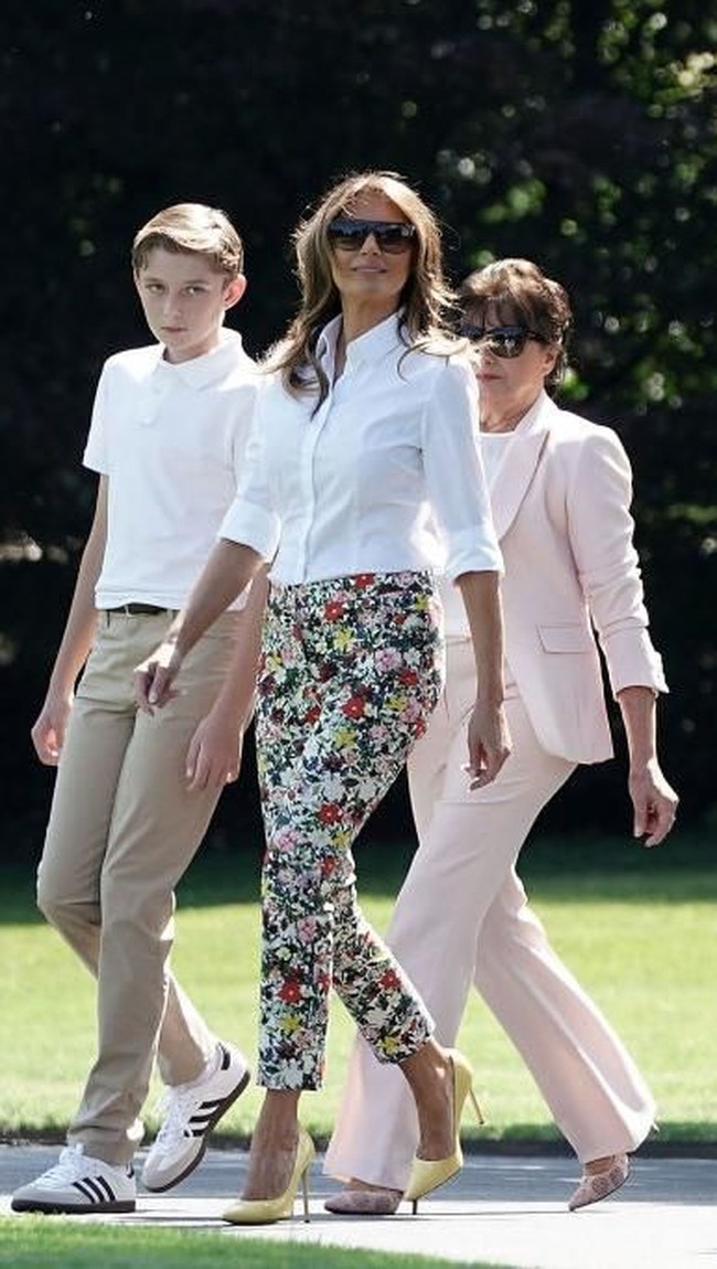 Meski motifnya tampak meriah, siluet celana yang mengepas di tubuh tetap menjaga keeleganan gaya sang First Lady. Celana tersebut merupakan rancangan desainer Inggris Erdem Moralıoğlu. Dibuat di Italia, celana tersebut dijual seharga US$ 895 atau sekitar Rp 12 juta.  Foto: dok. Getty Images