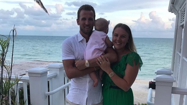 Harry Kane merasa sangat bahagia bisa jatuh hati pada wanita yang juga memiliki gelar sarjana di bidang olahraga itu. Dan sang tunangan pun setia mendampingi pesepakbola yang bermain untuk klub Tottenham Hotspur itu. Foto: dok. Instagram