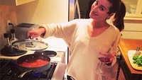 Lea Michele dikenal jago mengolah makanan khas Italia. Beberapa posenya di dapur juga kerap dipamerkan lewat galeri foto di instagramnya. Foto: Istimewa