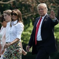 Seperti biasa Melania Trump muncul dengan gayanya yang elegan. Mantan model itu mengandalkan blus putih yang dipadu dengan celana panjang bermotif floral.  Foto: dok. Getty Images