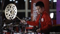 Penampilan Echa yang memukau para penonton yang masih bersemangat menyambut beberapa drummer Indonesia lainnya. Foto: Asep Syaifullah