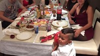 Momen malam natal keluarga Marcos diisi dengan makan malam bersama.  Foto: Instagram @marcosrojo