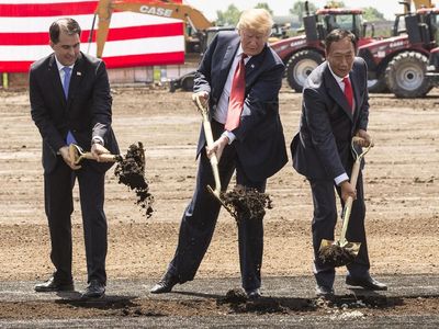 Aksi Presiden Trump Sekop Tanah di Peresmian Pabrik Foxconn