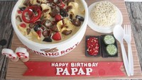 Food replica dengan rasa manis ini dibentuk menyerupai makanan favorit banyak warga Jakarta. Dudung Roxy yang gurih hangat ternyata bisa lho diciptakan menjadi sajian cake. Bahkan lengkap dengan nasi, sambal dan jeruk nipisnya! Foto: Instagram @sugarministry
