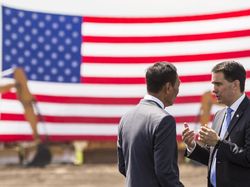 Aksi Presiden Trump Sekop Tanah di Peresmian Pabrik Foxconn