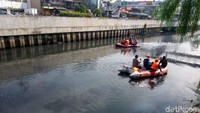 Petugas masih melakukan pencarian. Foto: Matius Alfons/detikcom