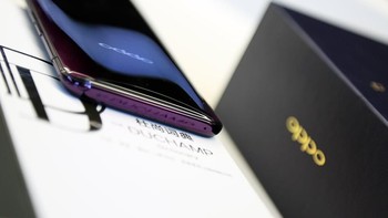 Alhasil Find X terlihat mewah dalam genggaman. Foto: Sina Mobile