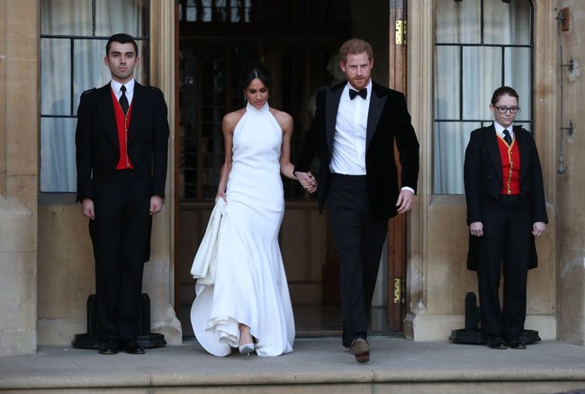 Gaun halterneck Stella McCartney yang dipakai Meghan seharga US$ 157 ribu atau Rp 2 miliar. Foto: Dok. Getty Images