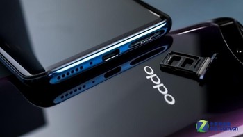 Bagian bawah ponsel ini terdapat speaker, port USB type C dan slot dual Nano SIM Card. Foto: Sina Mobile