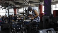 Seperti set drumnya hingga pemilihan snare ataupun peletakan tom yang tak jauh dari snare agar power yang dihasilkan tetap kuat dan tak gampang capek.
