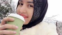 Diantara dinginnya salju, Cynthiara berpose manis dengan segelas kopi hangat yang dibelinya. Foto: Instagram @cynthiara_alona Foto: Instagram @cynthiara_alona