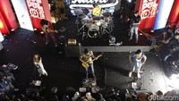 Asteriska dan Puti Chitara berada di posisi vokal bersama Iga Massardi. Foto: Asep Syaifullah