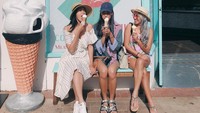 Cuaca panas saat berada di Cottesloe Beach, Australia. Alika dan kedua sahabatnya terlihat sedang menikmati gelato. DUh jadi pengen. Foto: Instagram @alikaislamadina