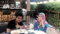 Ditemani es kelapa, aneka makanan berkuah hangat dengan nasi putih jadi menu makan siang Cynthiara yang mengenyangkan. Foto: Instagram @cynthiara_alona Foto: Instagram @cynthiara_alona