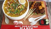Soto Kudus lengkap dengan tempe goreng, tahu goreng dan sate bisa jadi persembahan cake ulang tahun kalian lho. Foto: Instagram @sugarministry