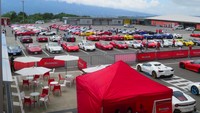 Bayangkan saja, selain menikmati balapan Ferrari jenis 488 Challenge, para penonton dan pencinta ada Ferrari juga disuguhkan parade supercar Ferrari. Wakhasil lautan mobil sport mewah asal Italia ini memenuhi sirkuit di bawah kaki Gunung Fuji Jepang. Foto: Zulfi Suhendra