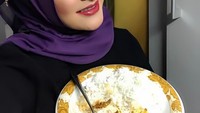 Punya kantor sendiri, Cynthiara kerap makan siang bareng dengan semua pegawainya. Menu makan siangnya ada telur, ikan teri, dan nasi putih. Foto: Instagram @cynthiara_alona Foto: Instagram @cynthiara_alona