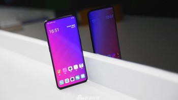 Secara tampilan, ketiga ponsel ini masih mengusung tampilan layar penuh dengan tepian melengkung. Foto: Sina Mobile