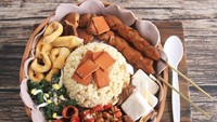 Makanan khas Bali yang satu ini dibuat dengan beragam lauk enak. Lihat tuh, mulai dari urap sayuran hingga sate. Semuanya elemennya memiliki rasa manis enak. Foto: Instagram @sugarministry
