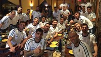Pemain bek Argentina yang juga memperkuat Tim Manchester United ini tengah merayakan momen makan bareng teman satu timnya. Ramai-ramai mereka makan bersama. Seru ya! Foto: Instagram @marcosrojo