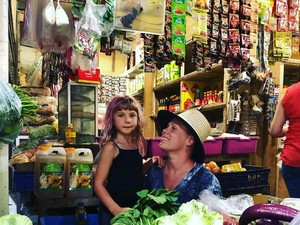 Manfaat Ajak Anak ke Pasar Tradisional Seperti Dilakukan Pink